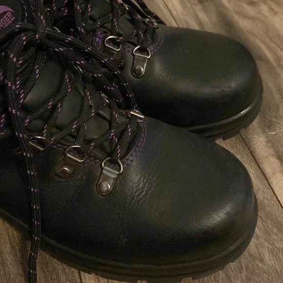 Avengers work boot Size 7.5 - Picture 3 of 9